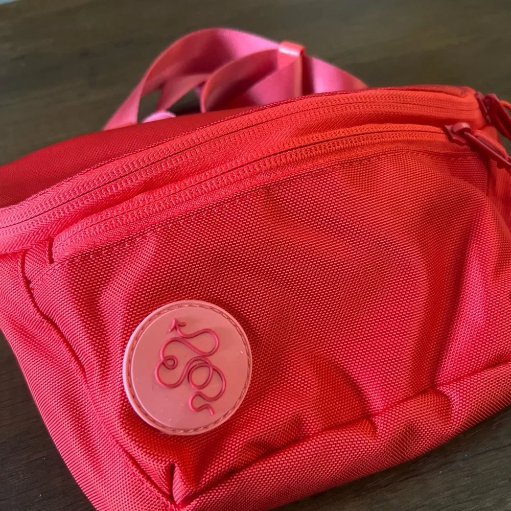 Baboon to the Moon - Red Crossbody Bag NEW - Picture 2 of 6